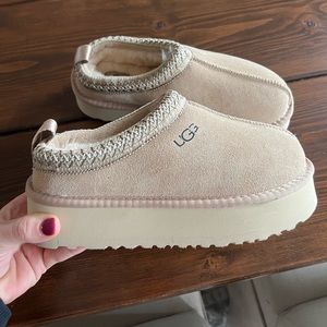 Ugg slippers color sand brand new size 8 from dh gate